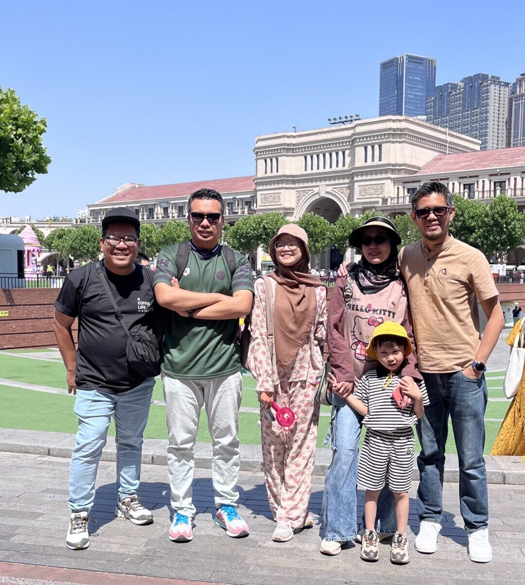 Isa Zubir travelling with a family of Malaysians in China