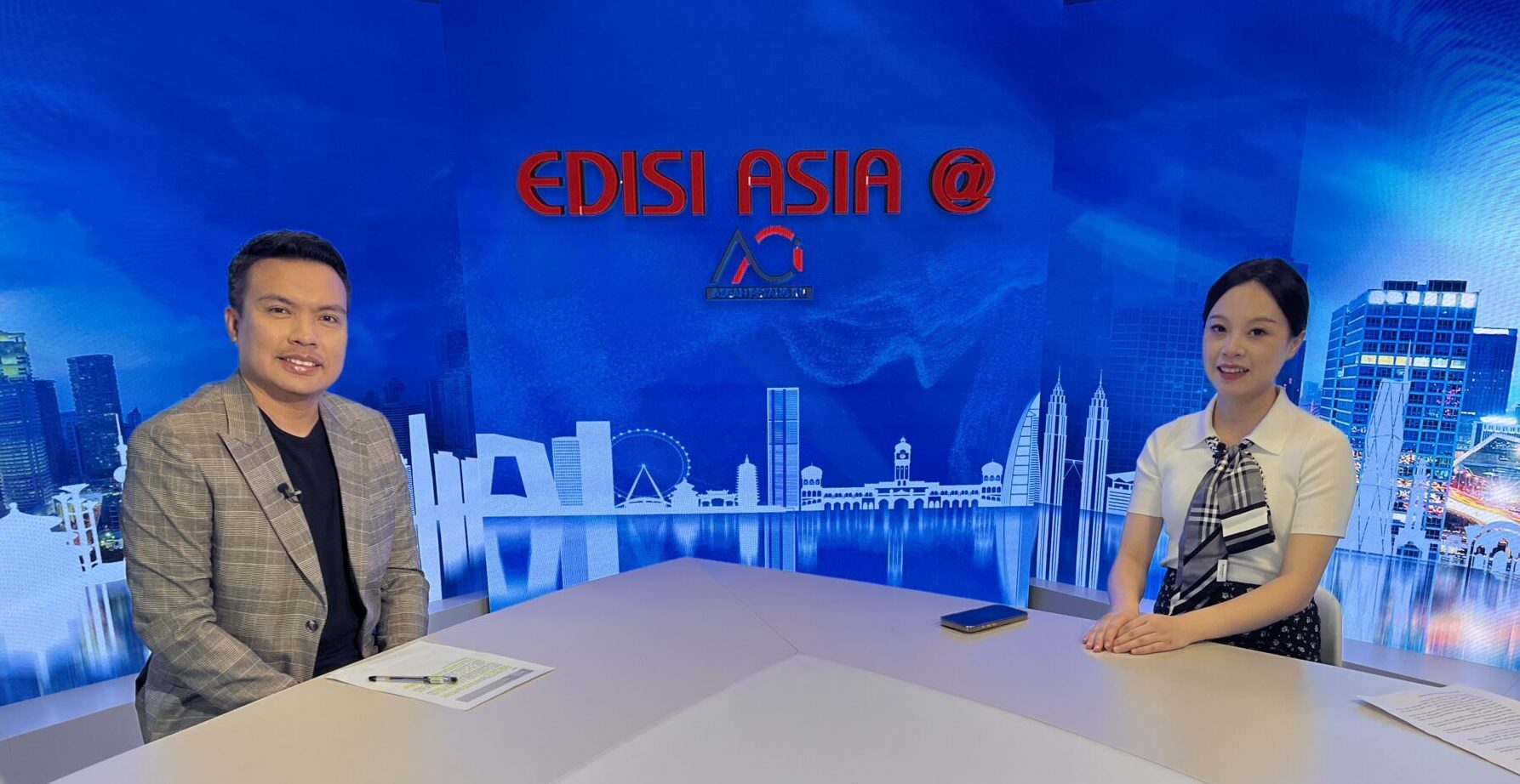 Isa Zubir as a news anchor on Edisi Asia