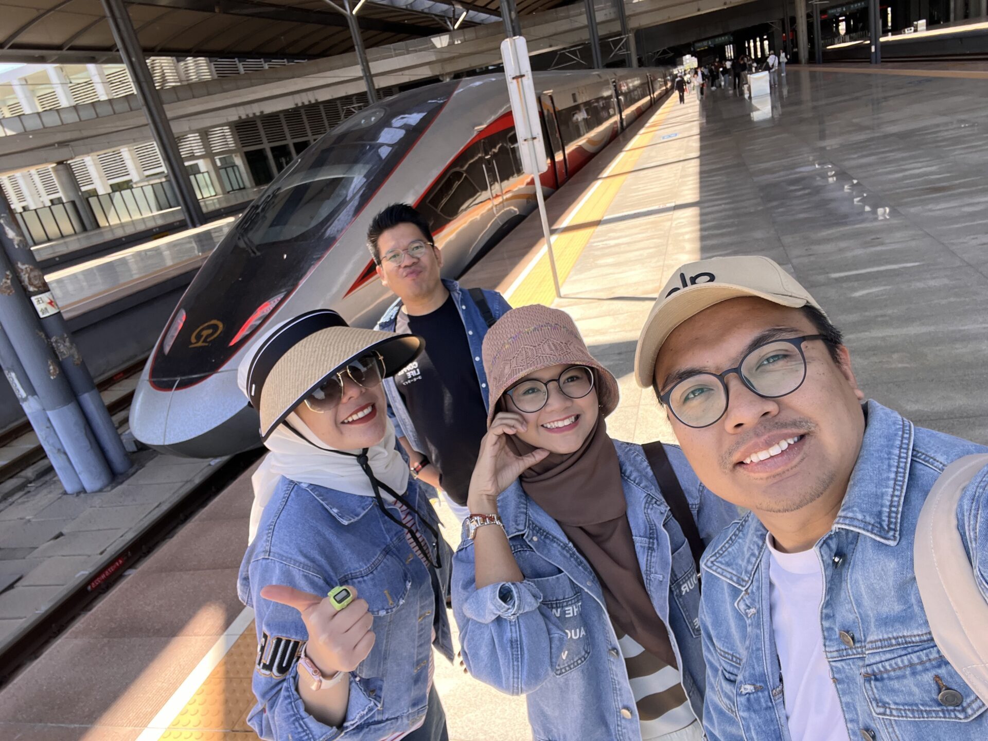 Isa Zubir with Malaysian tourist